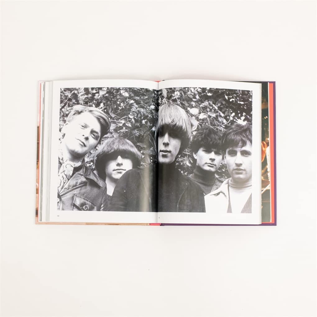 Sam Knee- A Scene In Between: Tripping Through The Fashions Of UK Indie Music 1980-1988